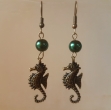 Ohrringchen Seepferdchen Bronze mit grüner Perle